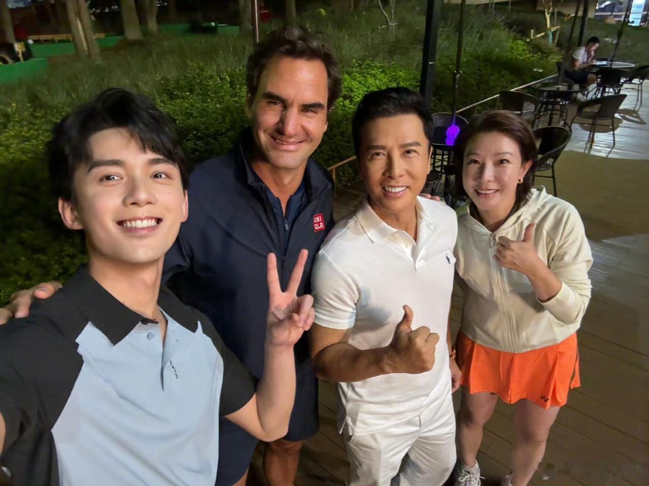 吴磊晒与费德勒郑洁甄子丹合影，网球少年既视感！如果内娱要选一个运动健将，估计