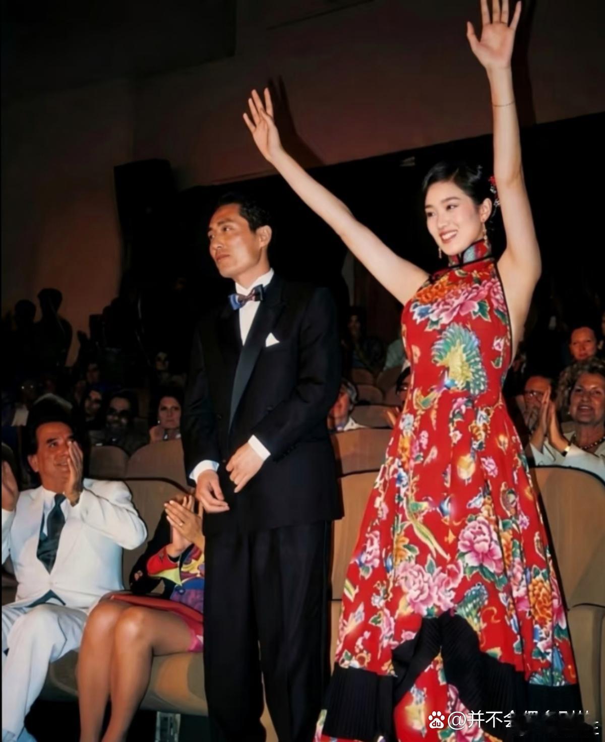 1992年第49届威尼斯国际电影节收官，27岁的巩俐身着亮眼的东北大花布造型亮相