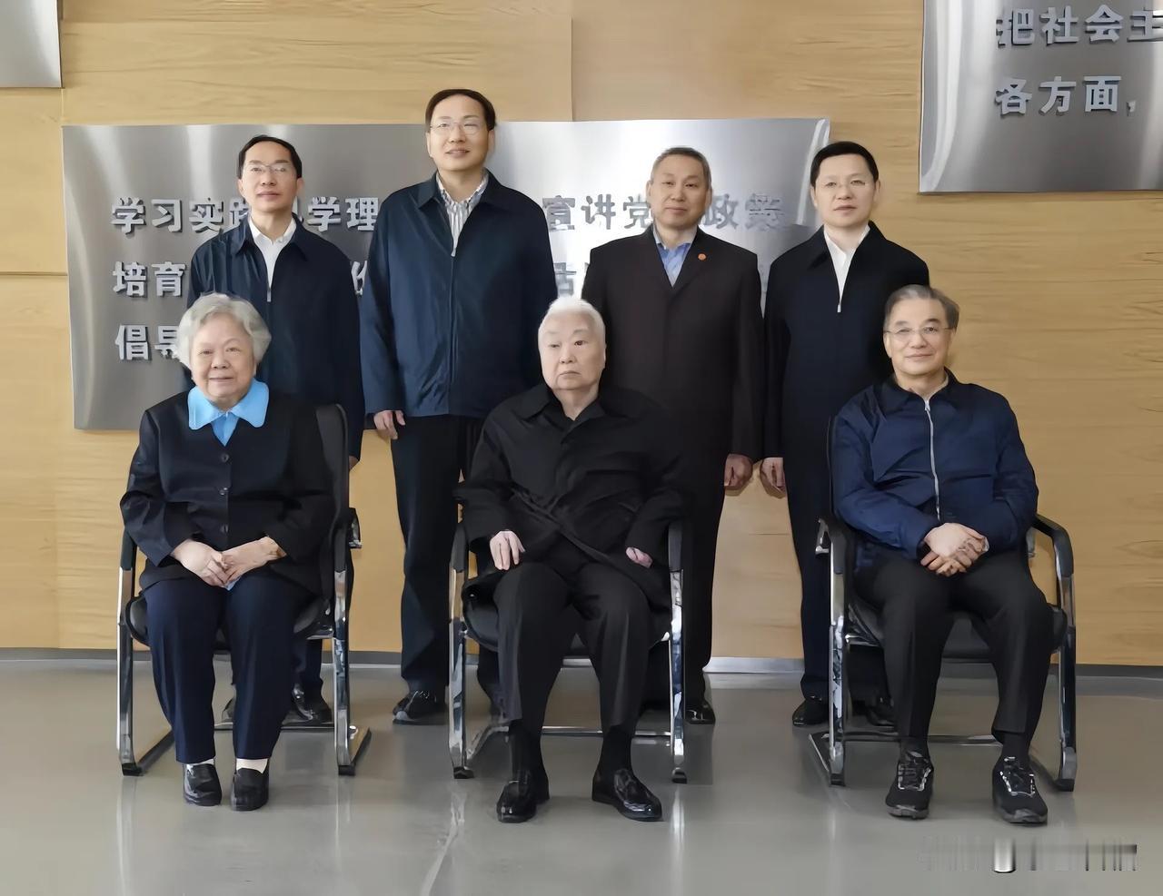 这是彭佩云老人2025年8月份和家人朋友拍的一张合影，当时是庆祝彭佩云丈夫王汉斌