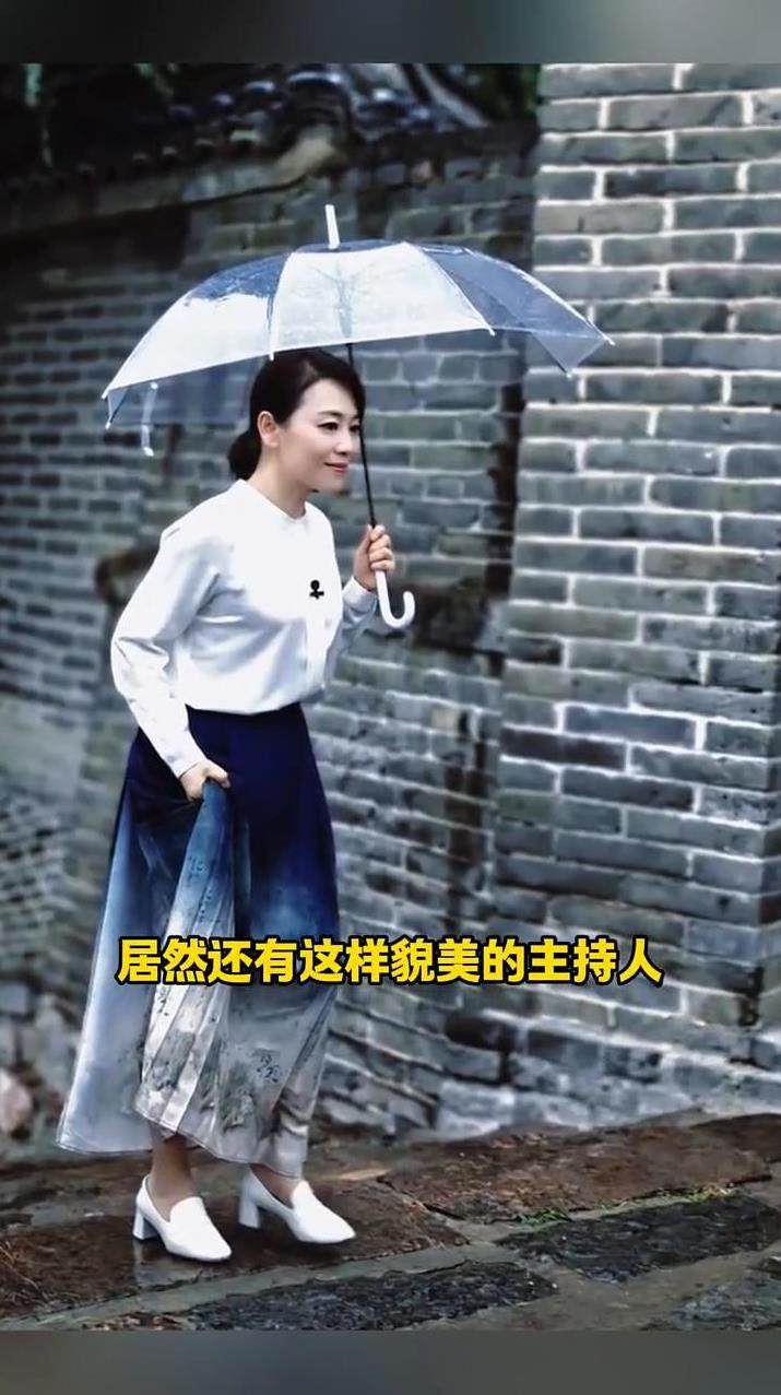 文小沫。央视居然还有这样貌美的主持人，她气质好、颜值高、身材好，尤其是穿上白衬