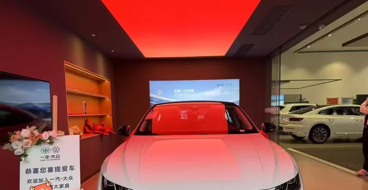 今天和堂弟去一汽大众4S店看了看，堂弟是00后，刚上班一年多，手里存了8万左右，
