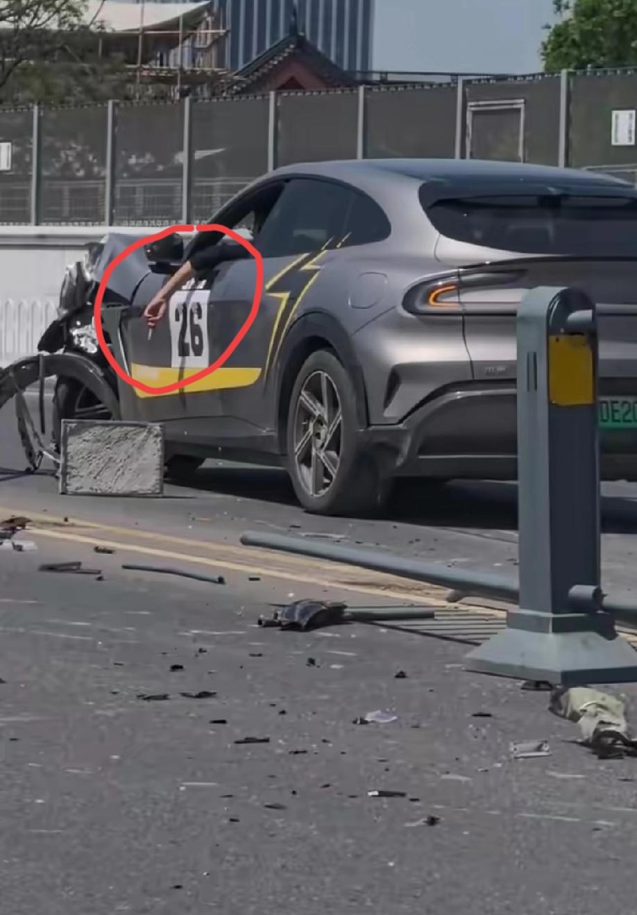 这位车主心理素质绝对可以的，车子都撞成这样了，居然还非常悠闲的抽起了香烟。如果换