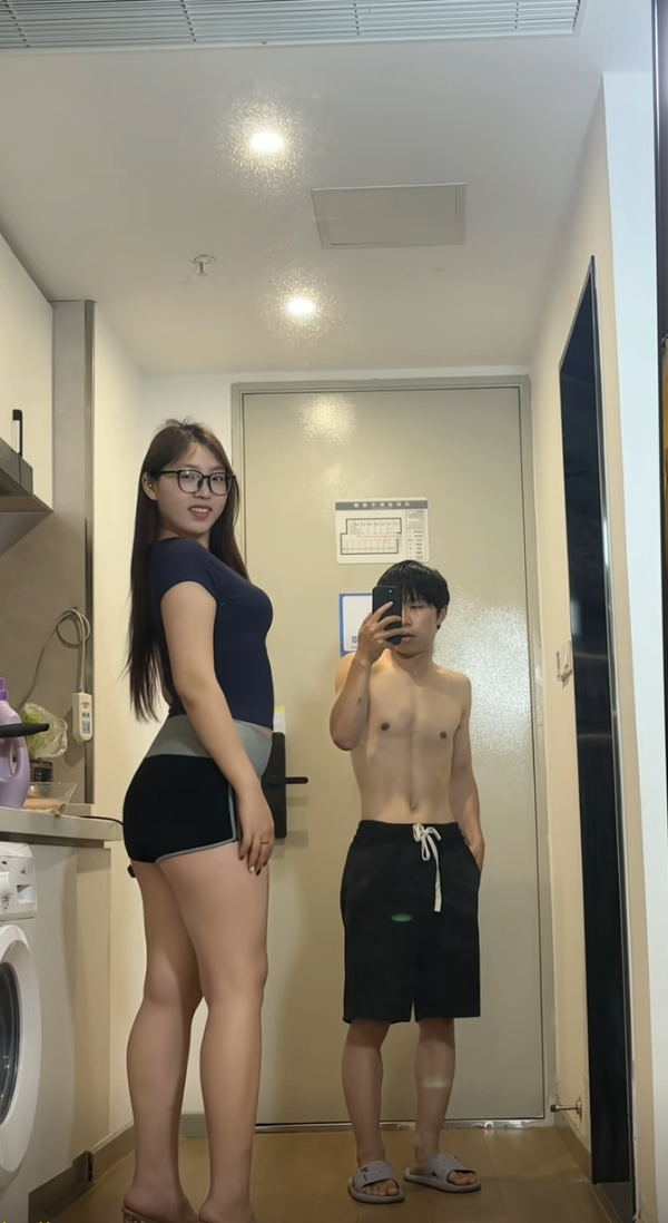 这小伙肯定嘴上功夫好，能说会道，不然怎么能找到这么漂亮优秀的姑娘