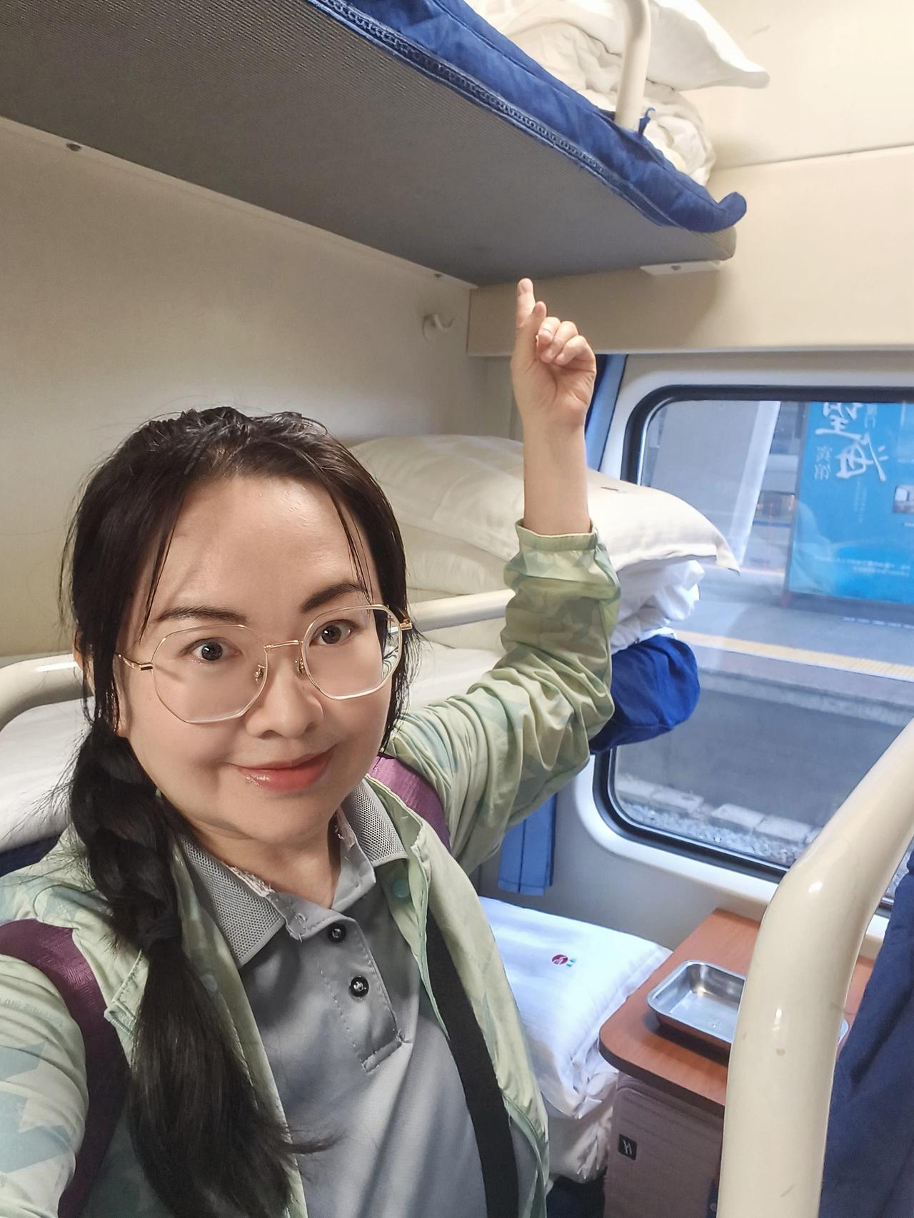 【体验卧铺火车啰】这次出行参加研学，在买票时无意间看到卧铺车.....动车要
