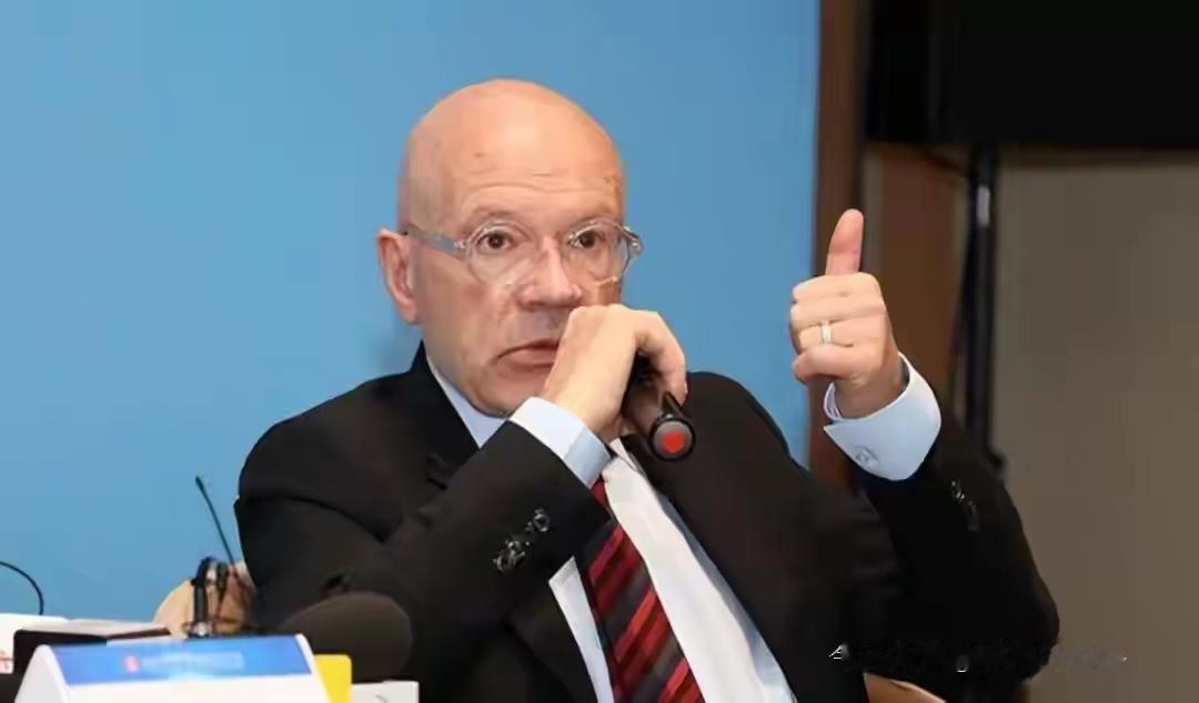 英国学者西蒙·詹金斯最近在《卫报》上写文章，吐槽起来毫不客气。他说英国早该认清现