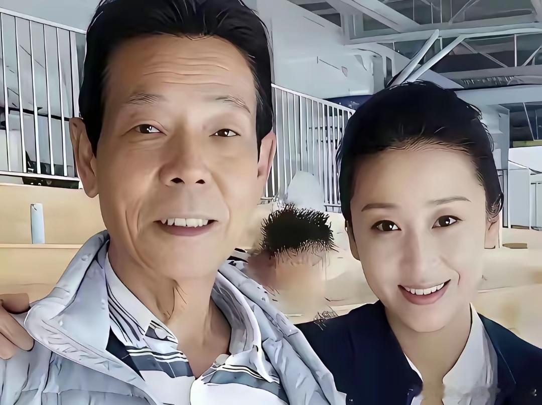 哇塞！苗圃和他老公合拍来喽！苗圃1979年出生，他老公1958年出生，两个人相差