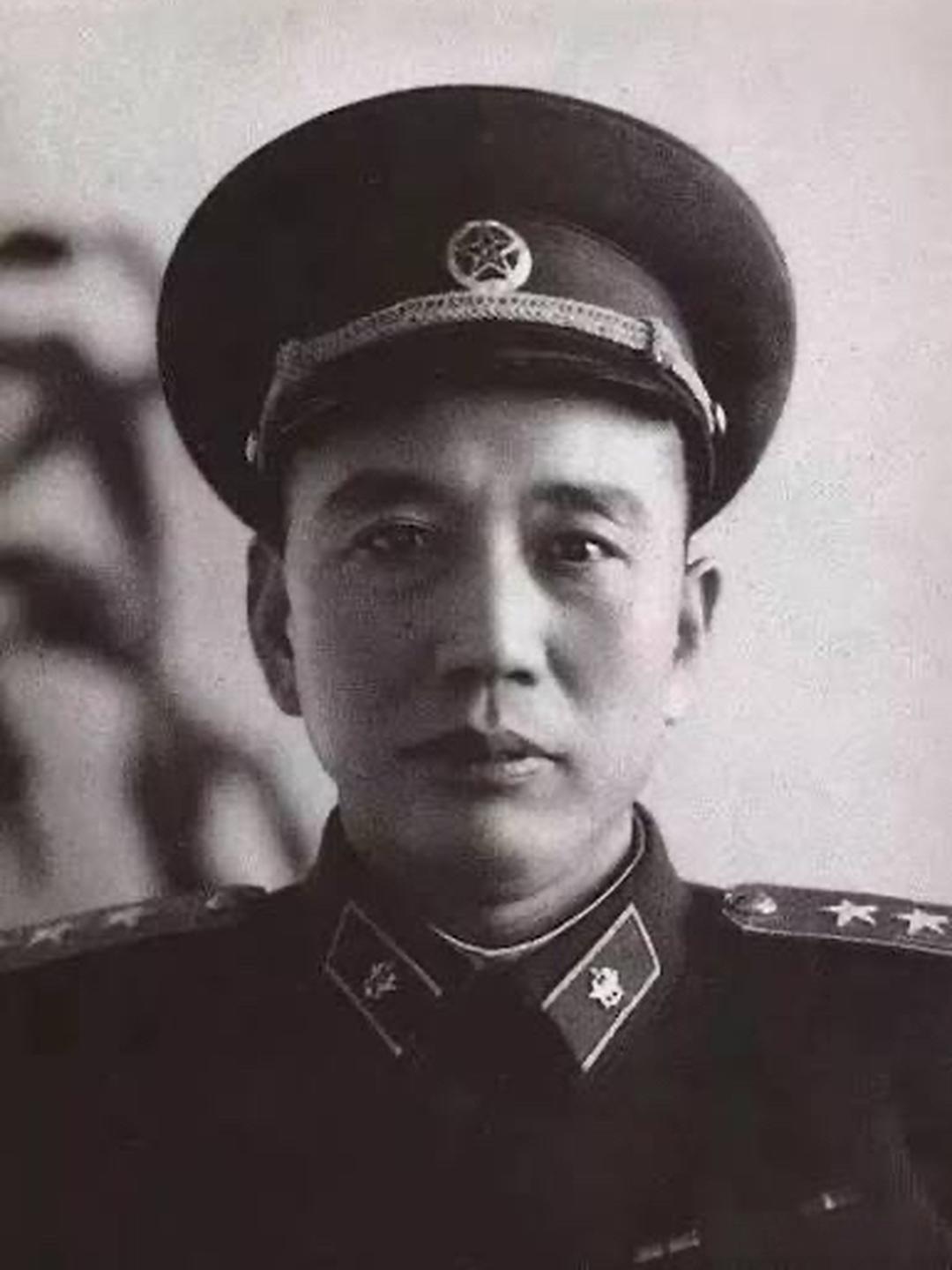 1952年，因为新疆牧区改革工作出现急躁冒进的问题，中央对王震提出严肃批评，免去