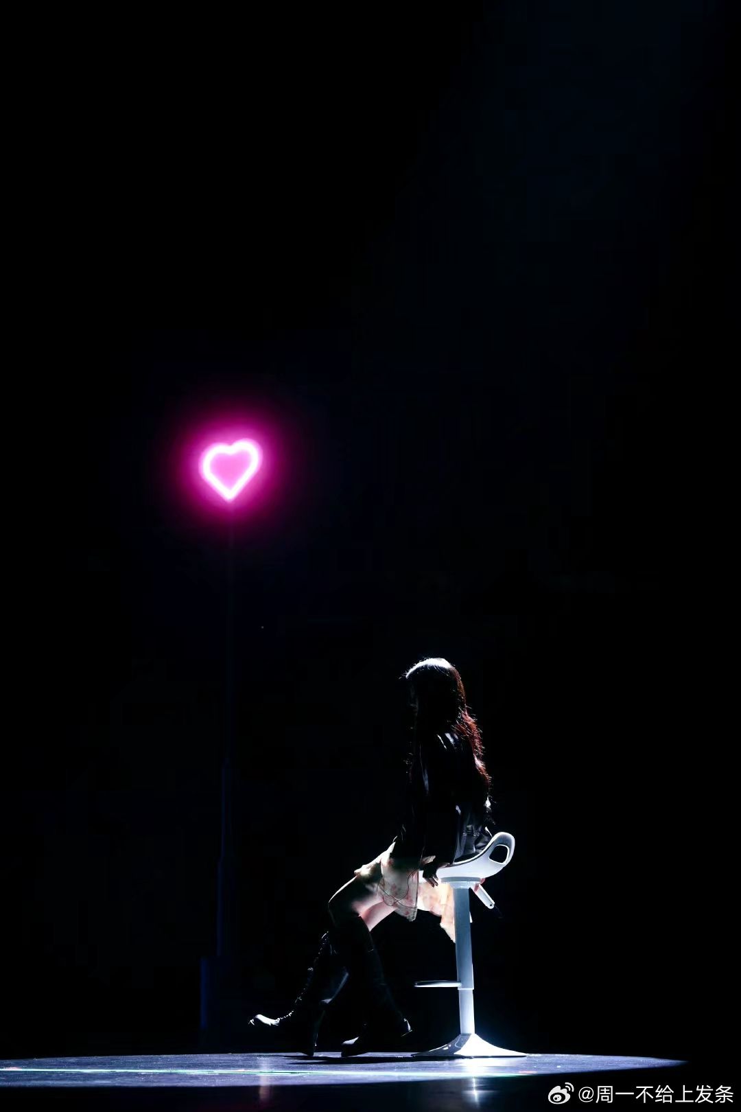 鞠婧祎聚光灯下的鞠婧祎自带柔光滤镜，眉眼清灵身段纤细，一抬眼一转身都美得恰到好