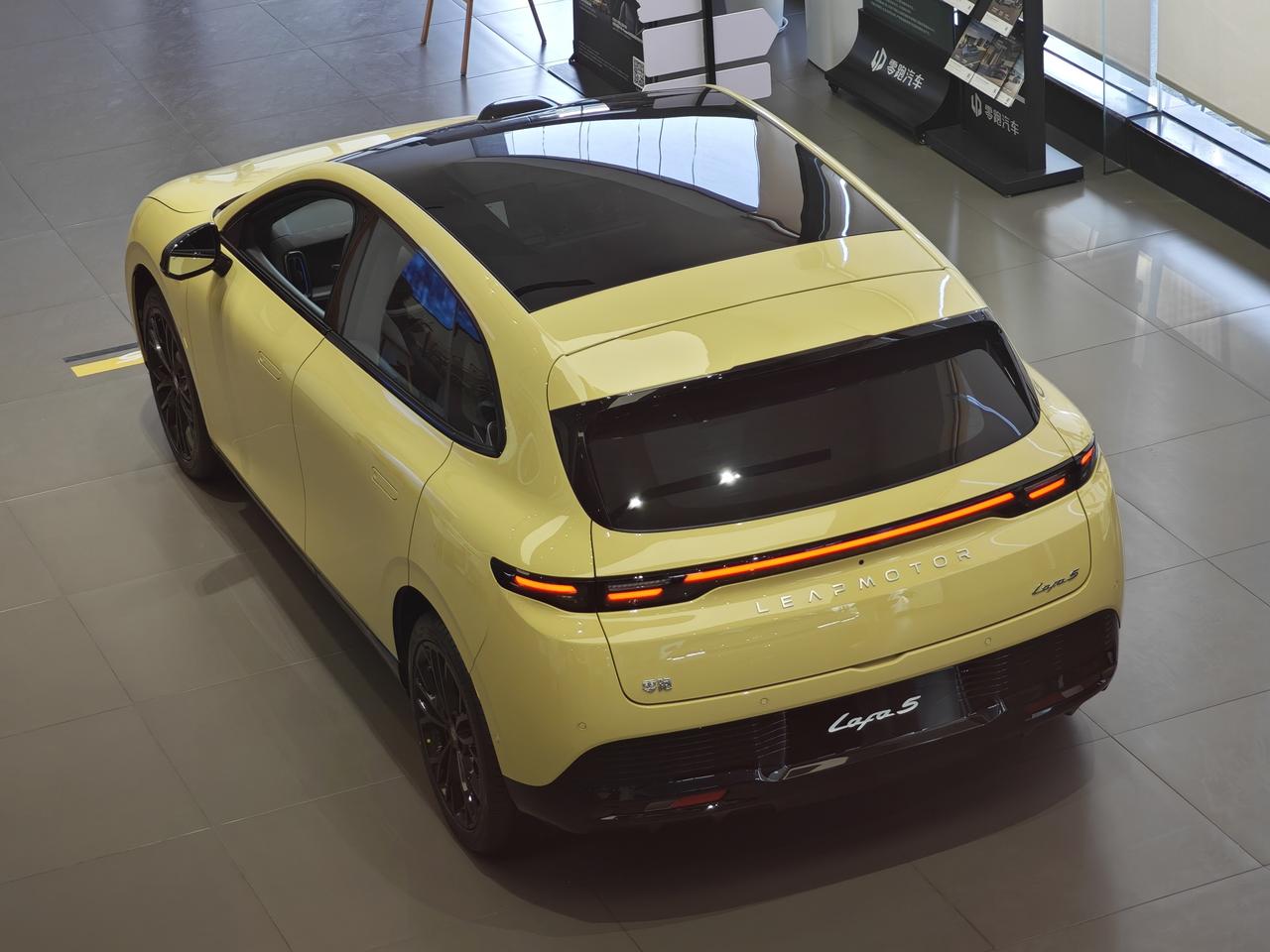 零跑Lafa5，这个角度看还是挺帅的。9.28万～11.68万，这个价格中