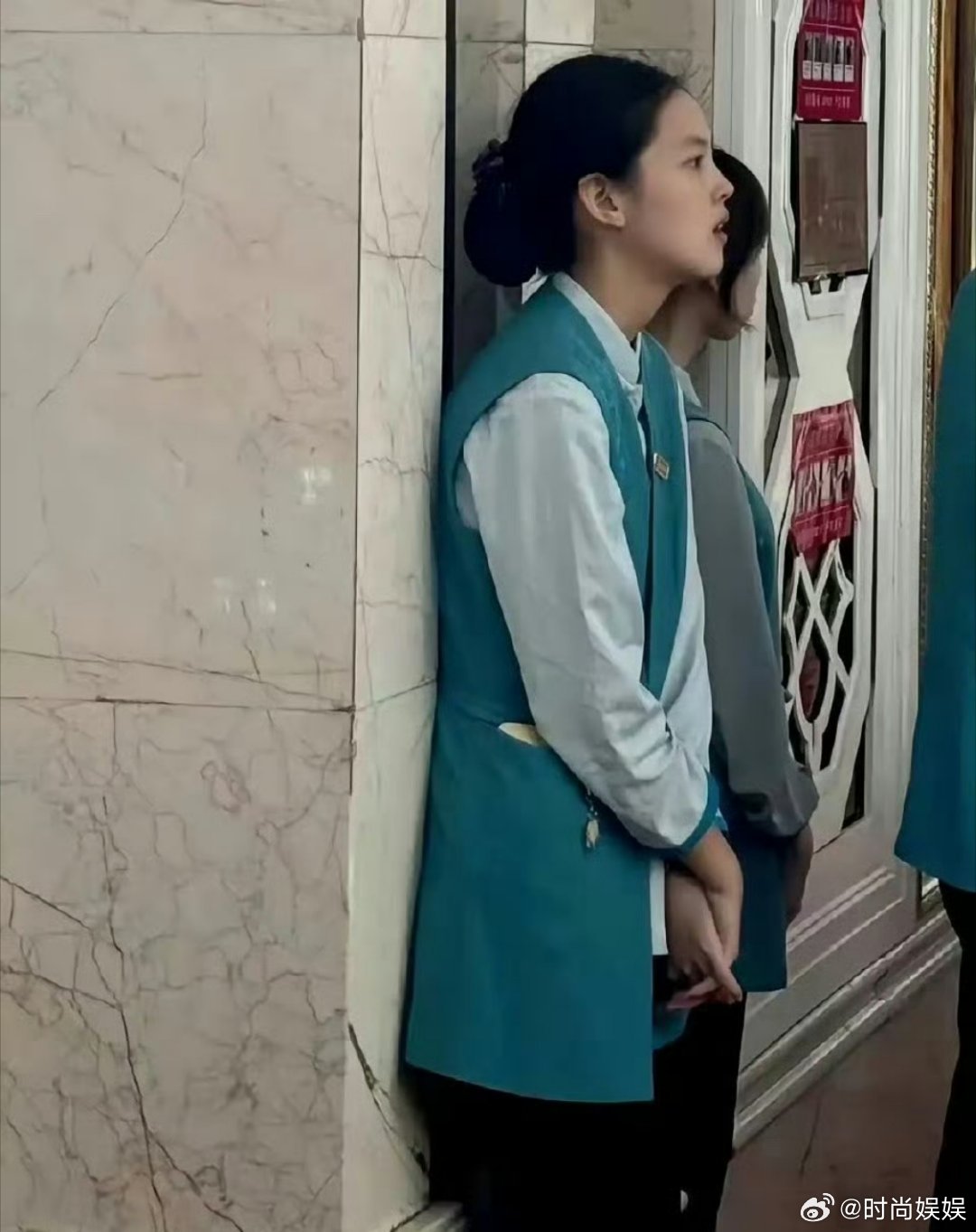 谁能想到杨超越原来居然是服务员