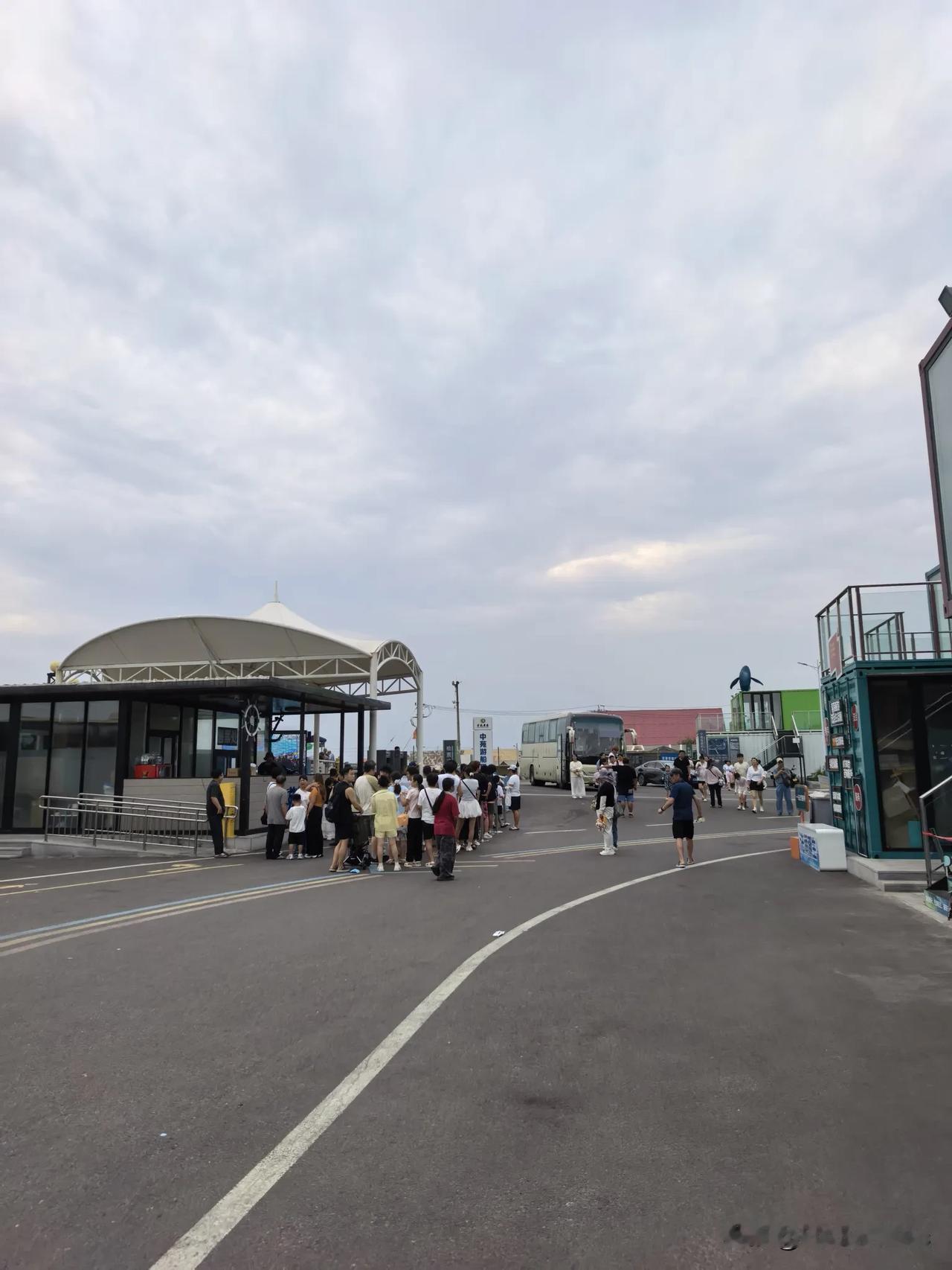 今年夏天，来青岛旅游的朋友很多，希望你们在青岛旅游愉快！