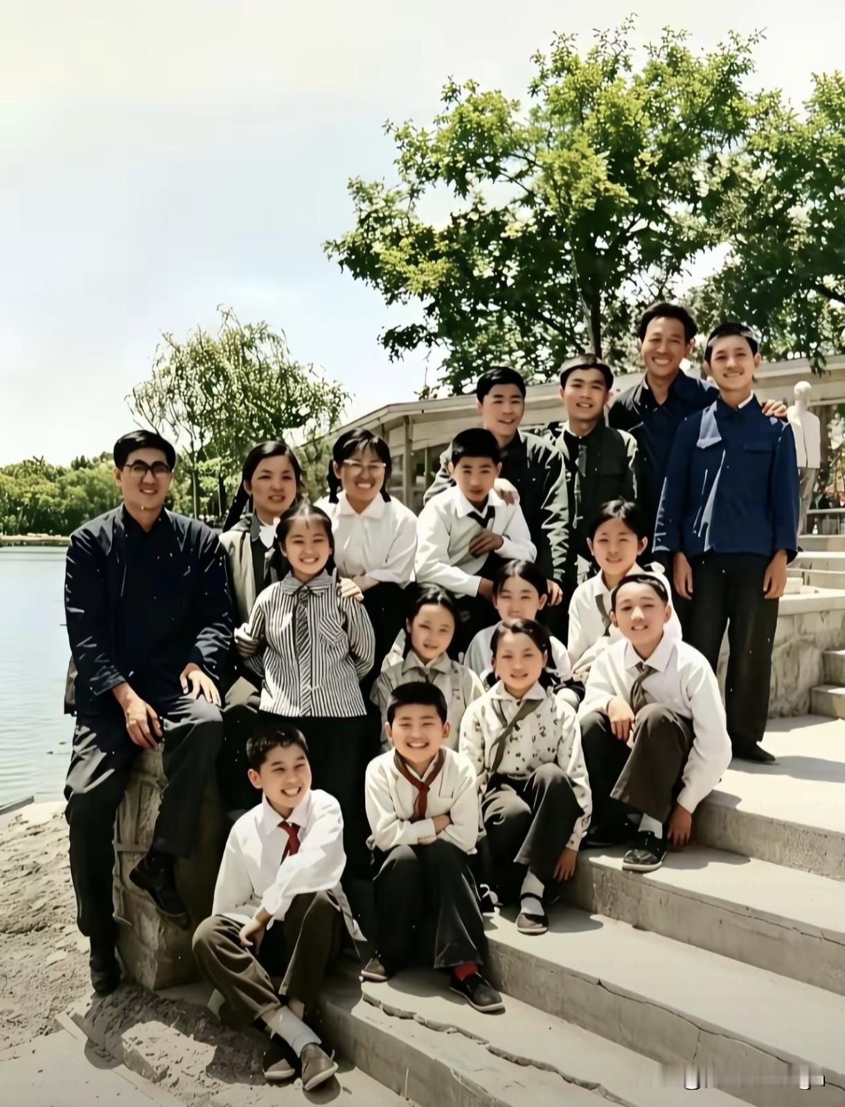 这张是刘欢上小学时候的老合影，一眼就能认出他，虎头虎脑的，笑得特别灿烂，看着真可