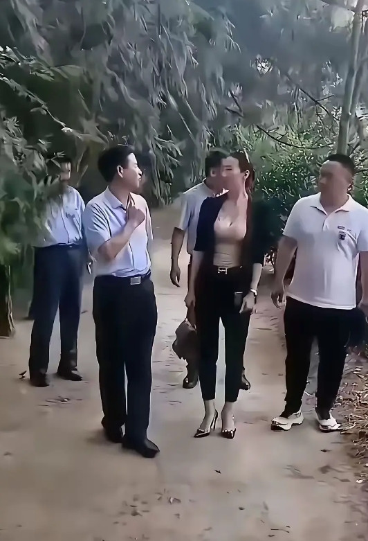不穿正装，怎么能看出她就是领导。夏天到了，出行最起码得有一件适合自己的短袖T恤衫