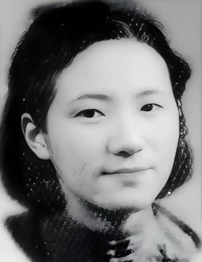 1934年，才女苏青，新婚夜撞见表嫂坐丈夫腿上，她装做若无其事，甚至在婚后还接连
