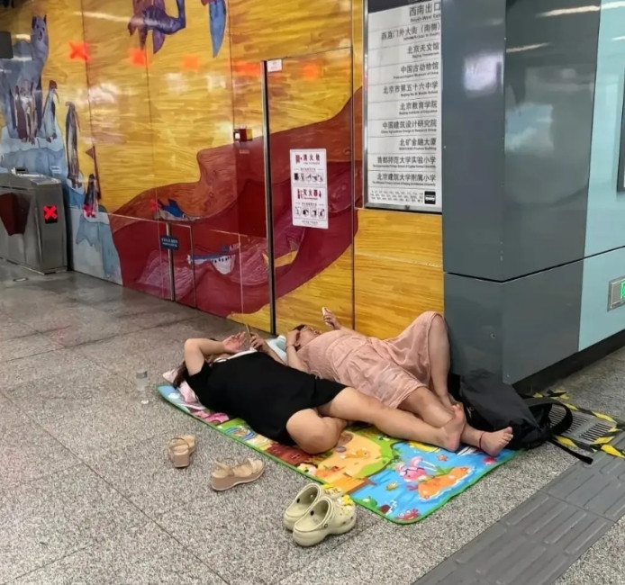 地铁旁边的一幕，也太随便了吧