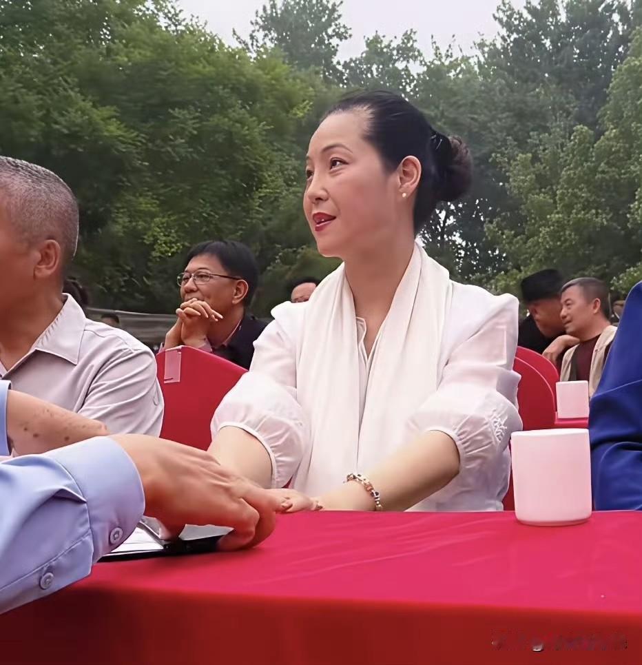 60岁的梦鸽，小县城走穴赚钱，不施粉黛的她略显沧桑李天一出狱三年了，估计还没