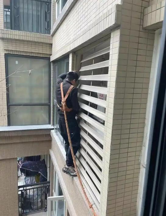 2022年，湖南一男子爬到阳台维修空调时，意外看到对面阳台正在洗澡的女邻居。女邻