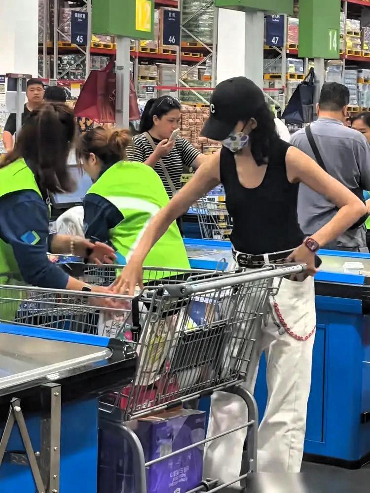 身价上亿的蔡少芬，在珠海山姆被网友偶遇，三车日用品直接看愣路人。本以为明星囤