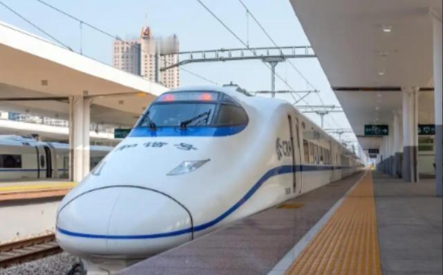 中国为什么执意要发展高铁，而不是廉价航空？因为中国在做一个赌注，赌得就是你用电，