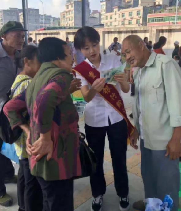 挂失？报警？重庆一女子深夜发现银行卡被盗刷，急中生智，直接冲进超市刷了3块钱买了