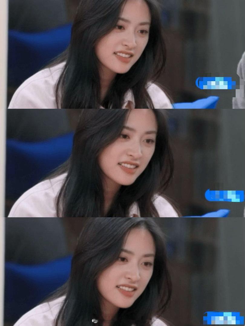 沈月好会照顾别人情绪谁不想被沈月温柔以待全场都在两两三三热聊，沈月发现黑哥一个