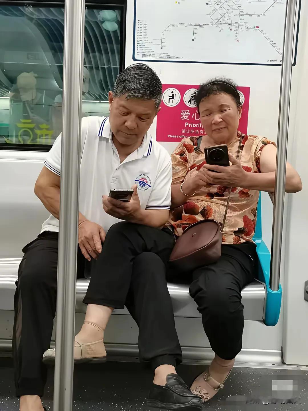 大爷和大妈看得出来感情很好看看大妈还把腿搭在大爷腿上这波狗粮让我这个单身狗中