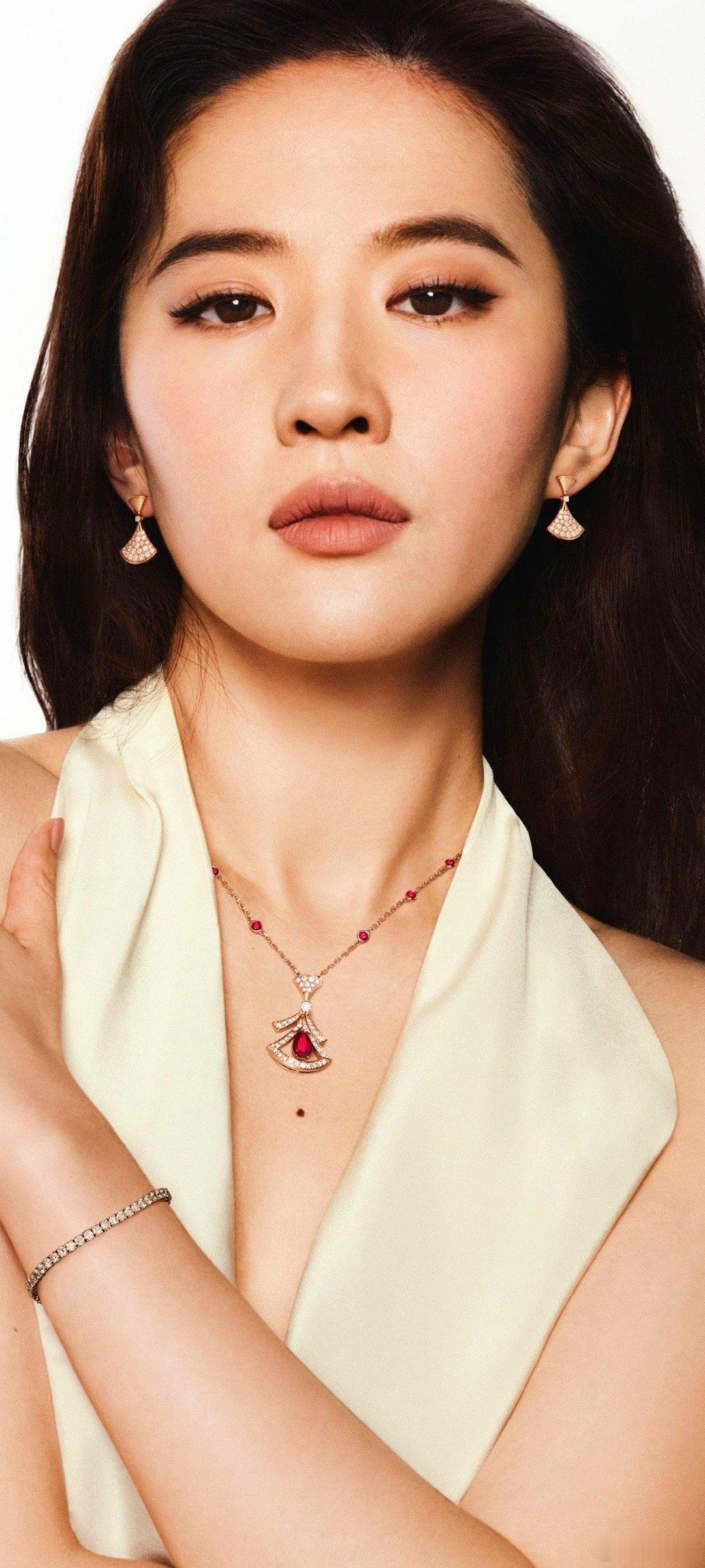 刘亦菲拍摄的法式浪漫大片，完美展现出知性优雅的独特魅力格调，美得令人心动。