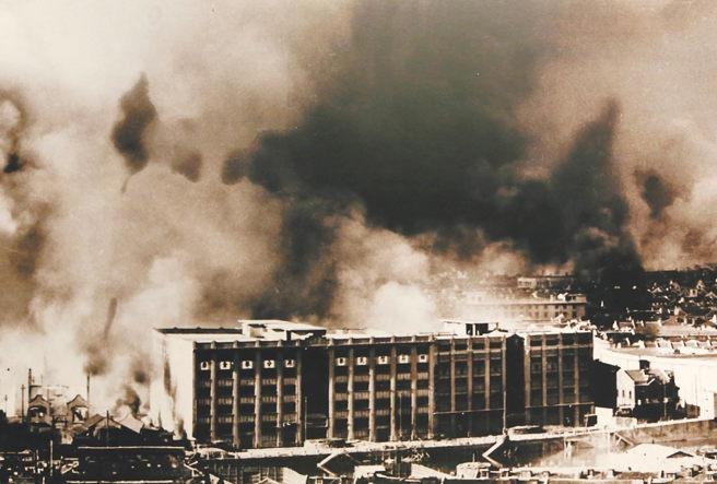 新党台北市议员侯汉廷28日在脸书发文，强烈抨击民进党当局因台军播放大陆电影《八佰