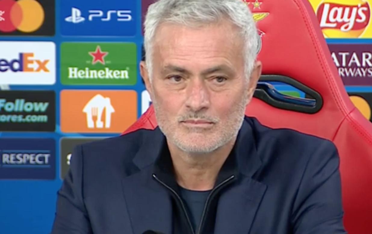 记者：“我注意到你拎着个包。是送给哪位记者的礼物吗？”穆里尼奥：“包是我的。