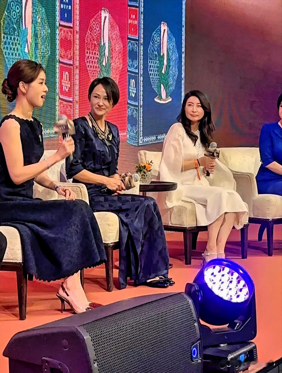 郭晶晶和章泽天同框大家都有点坐不住了！郭晶晶和章泽天同框，很多网友说刘强东