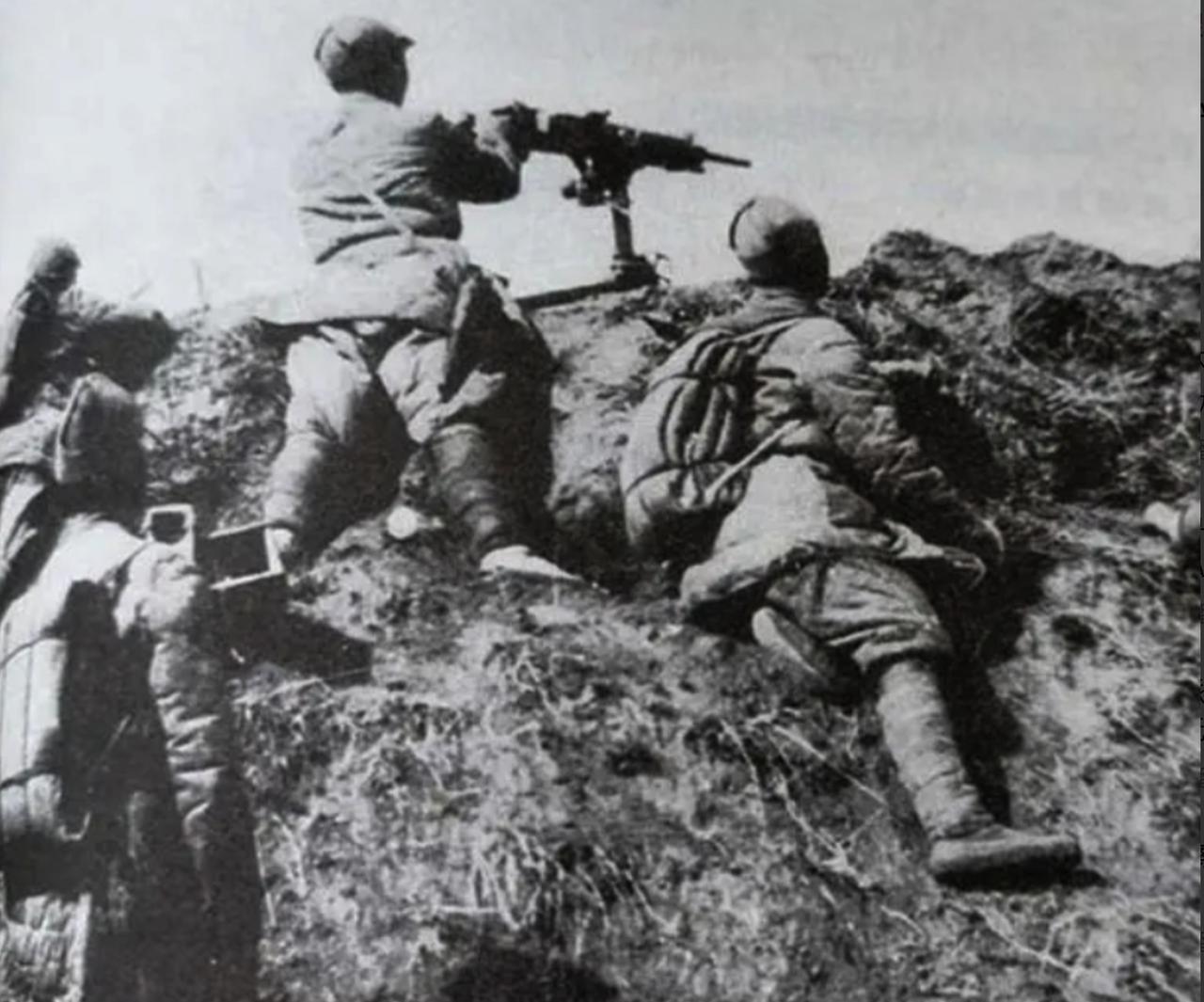 1942年，黑夜大雨滂沱，八路军急行军，突然，排长击毙队伍最后的一名战士，战士不