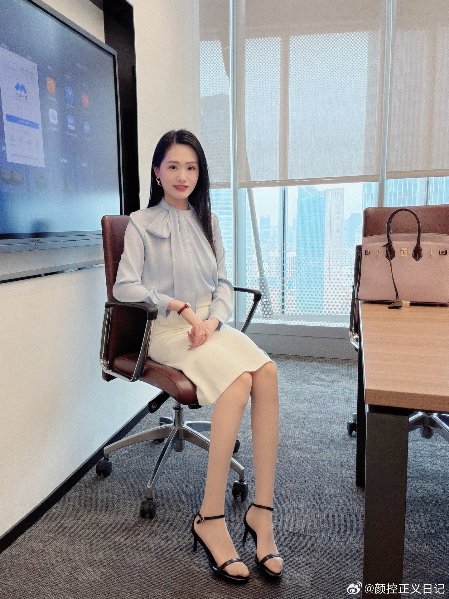 穿搭女白领穿搭美女绘梦长廊