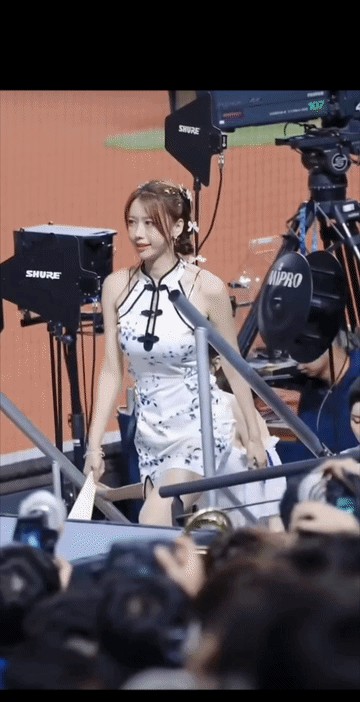 真的看不惯第二个！自己穿成啥样心里没数吗？拿手拼命往下扯，有用吗？某演出