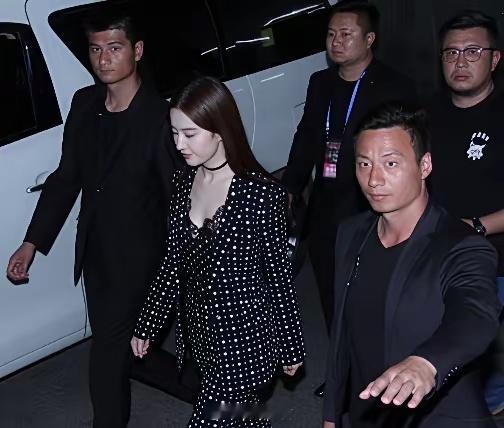 难怪大家都叫刘亦菲为天仙，这白的发光，完全不需要靠化妆就可以。