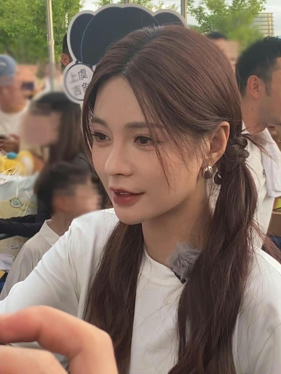 路人镜头下的沈梦辰终于藏不住了，36岁像18岁少女，原来她真人长这样！近日被
