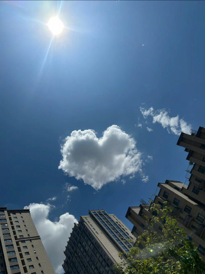 “如果治愈有景色，那一定是夏日的天空”