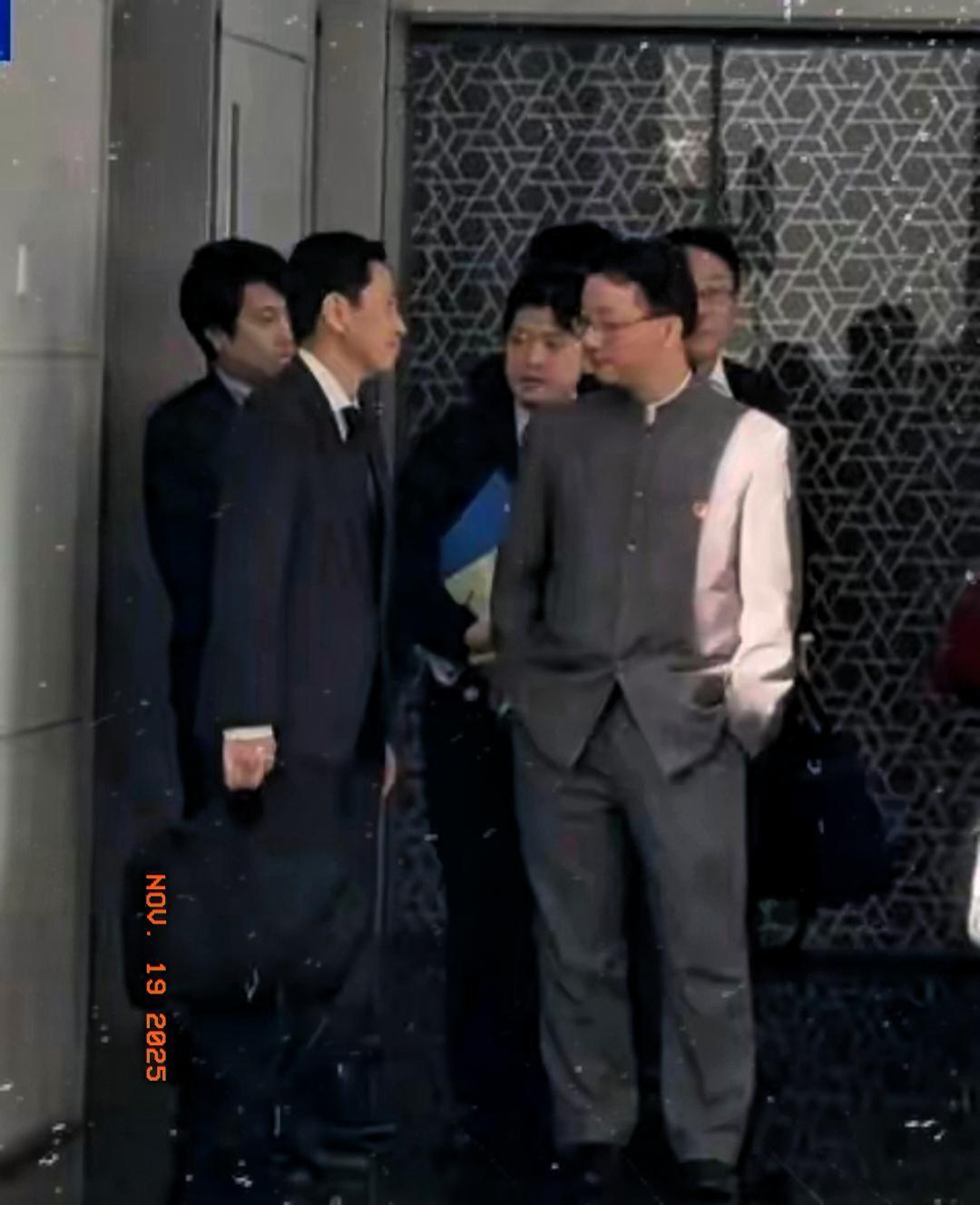 目的达到了！可以说刘劲松这步棋走得太妙了！双手插兜、一脸淡然的样子，明眼人都能看