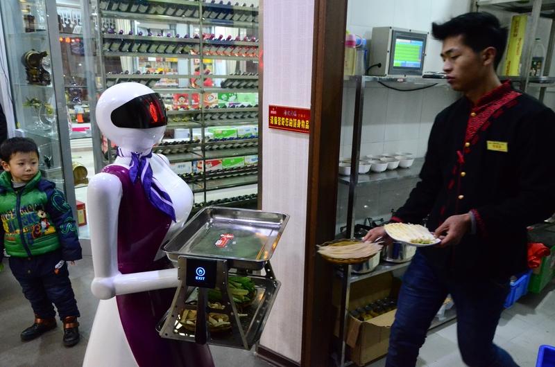 最逼真的女性机器人快量产。这事儿还真让人浮想联翩。对于超过40岁的光棍来说，和