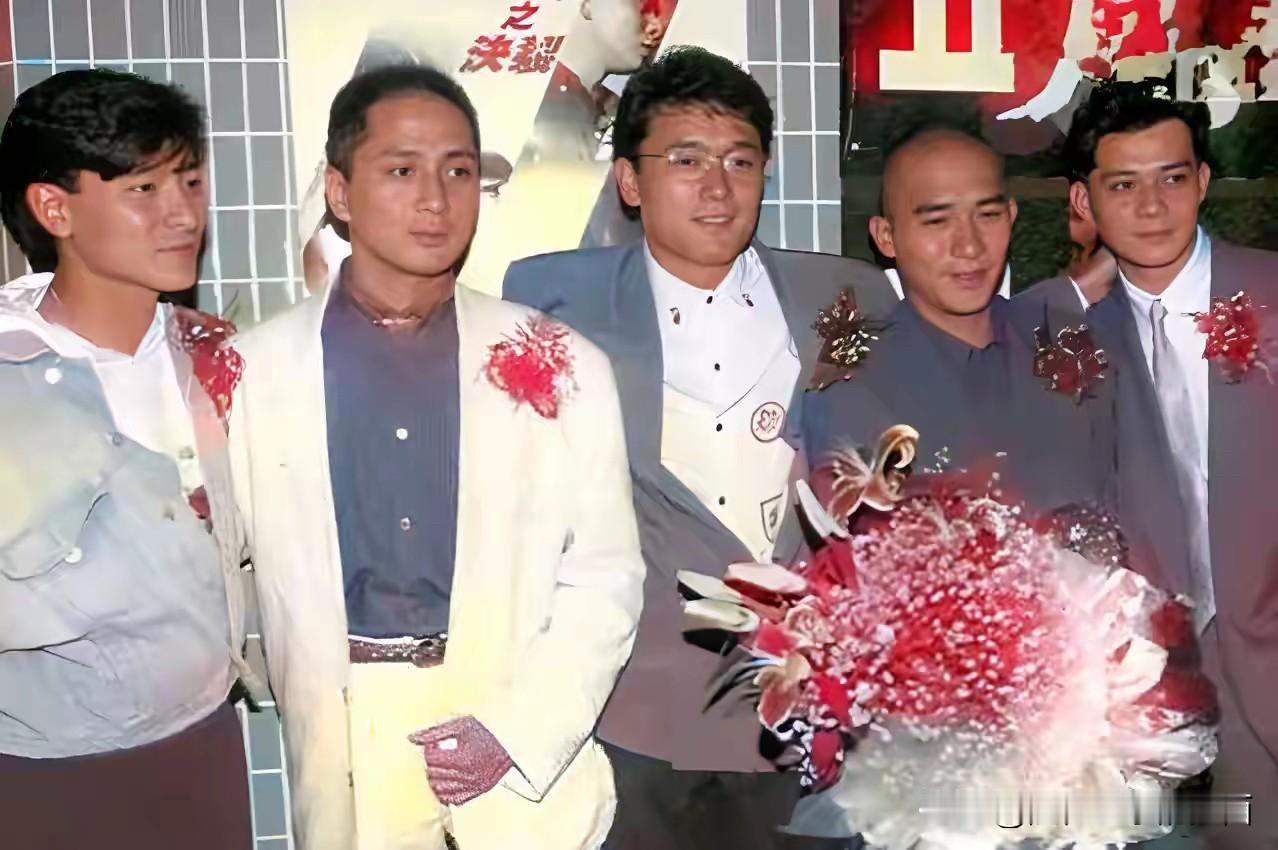 早些年的老照片里，最帅气的不是黄日华，也不是刘德华，梁朝伟颜值也一般，而是中间这