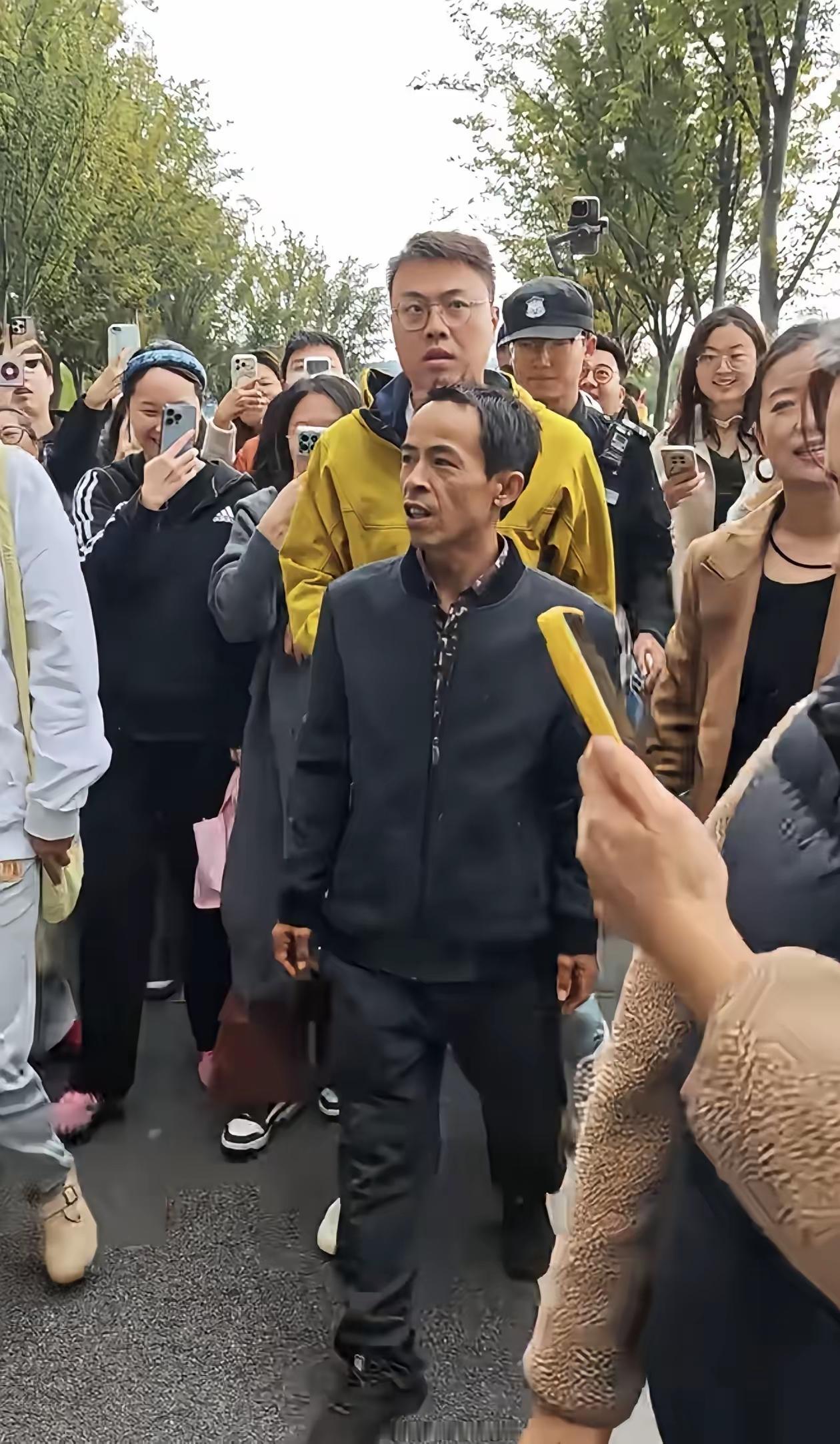 鸡排哥这架势，感觉走出了，至少有正厅级的感觉了吧？后面这个身高1米93的黄