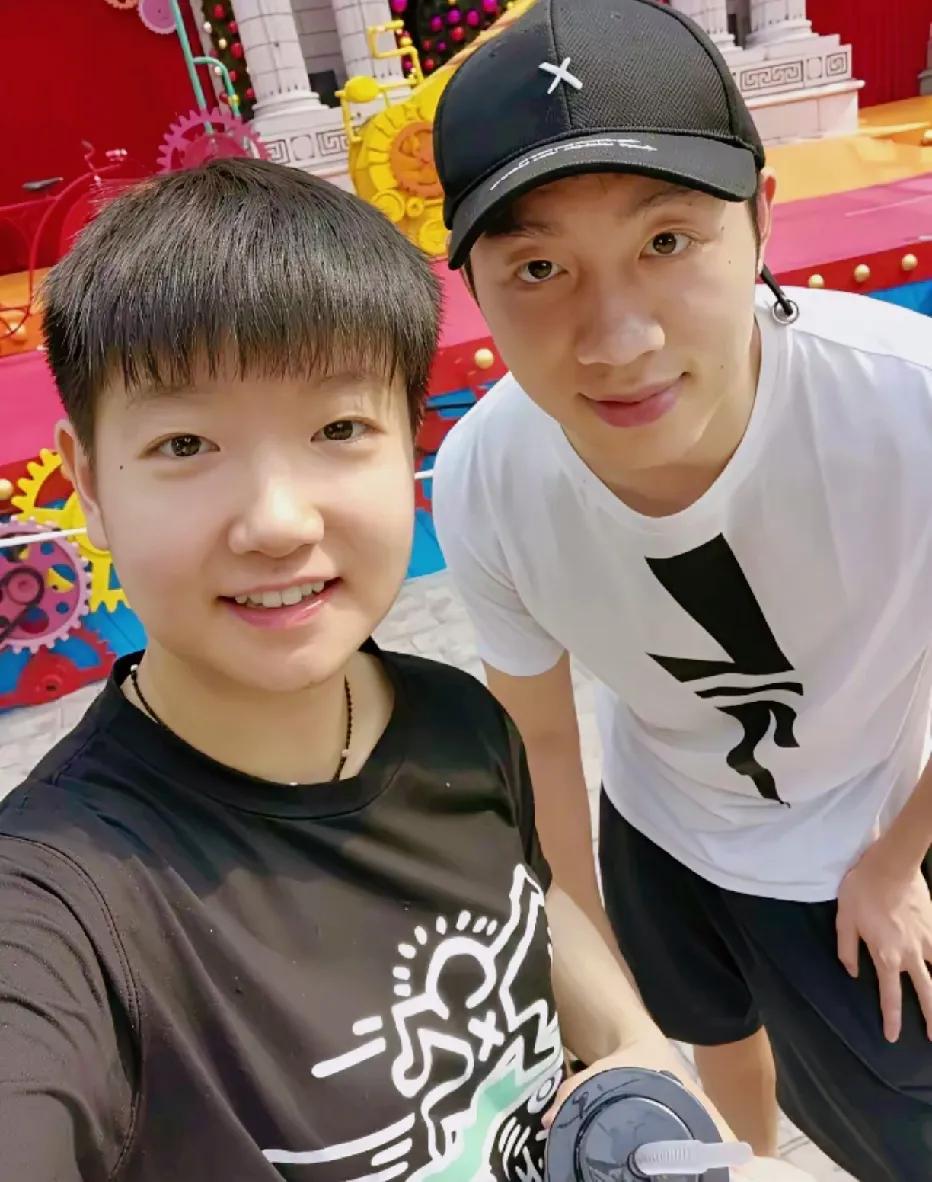 许昕放下生意回训练馆陪练莎莎，这波操作太戳心了！不是国乒缺左手