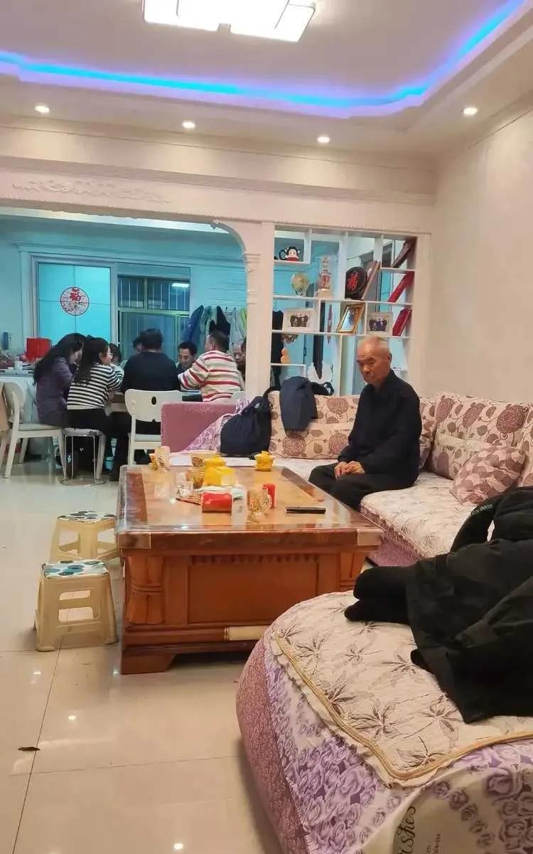 一群人玩不带他，难怪老爷子不高兴