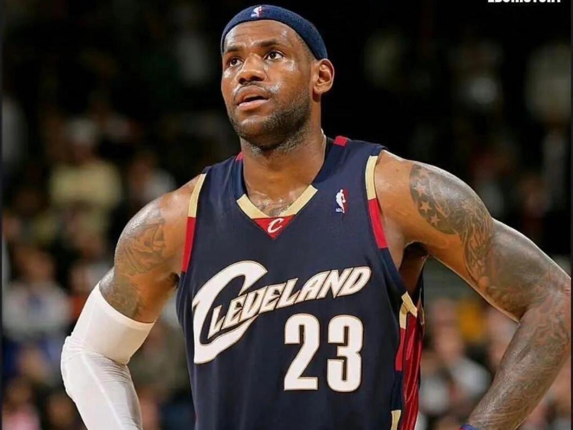 名记爆：湖人可以续约詹姆斯，但必须大幅度降薪，但老詹不见得会同意。前段时间，