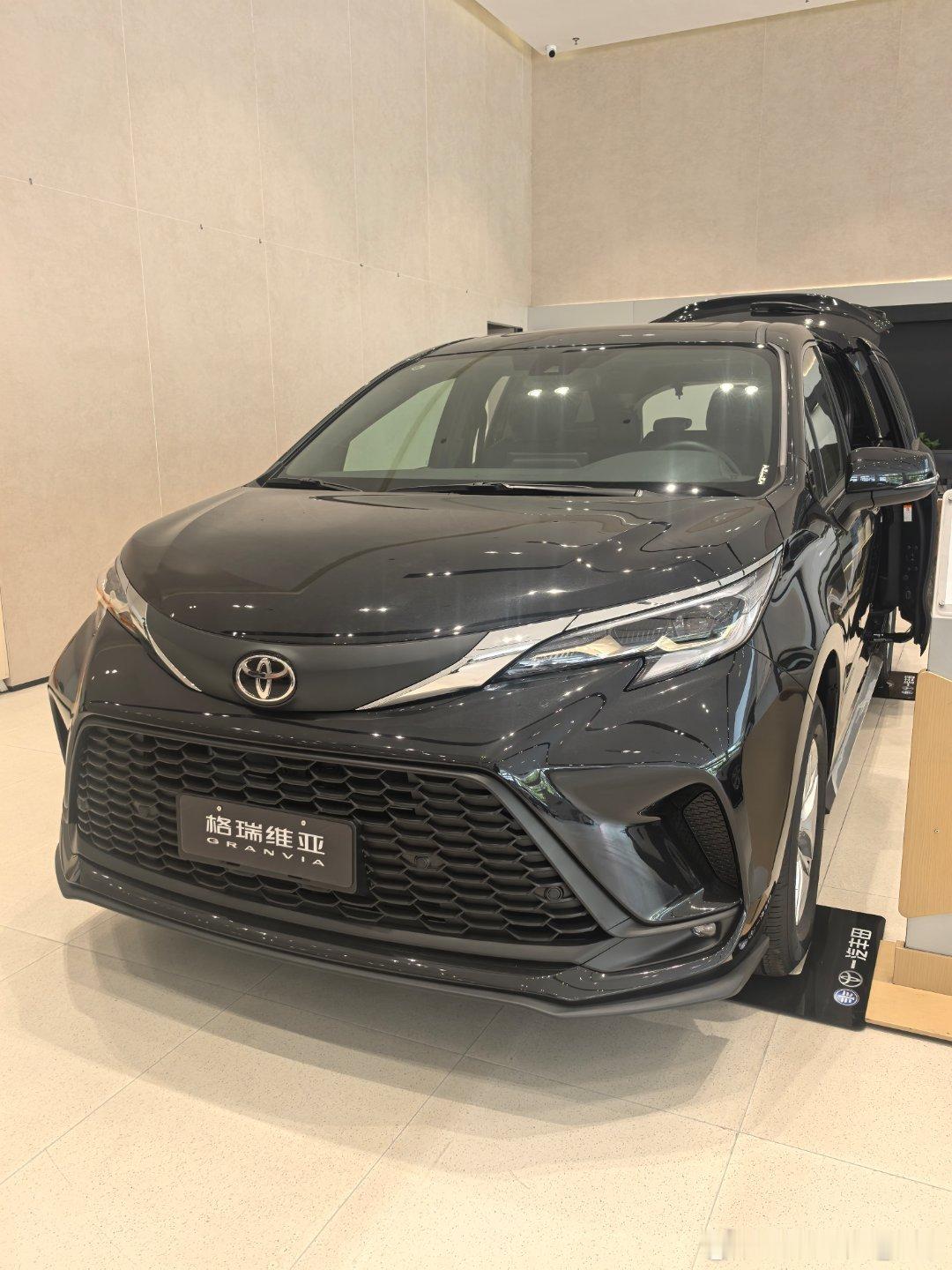 丰田卖不动是很正常的以格瑞维亚为例，mpv空间确实没问题，问题在于第三排，手靠位