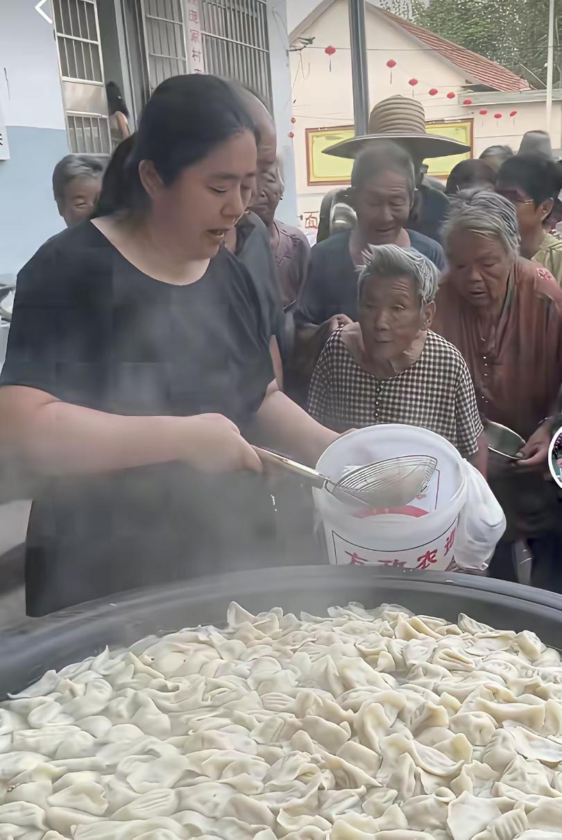 10元管饱的爱心食堂，一个月就黄了：不是人心不古，是善良没有牙齿。你见过最心