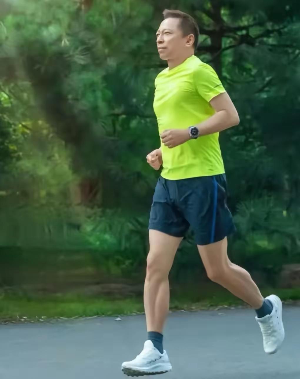 他是陕西省高考理科状元，清华物理系本科，麻省理工物理博士，学霸中的学霸。那么多富