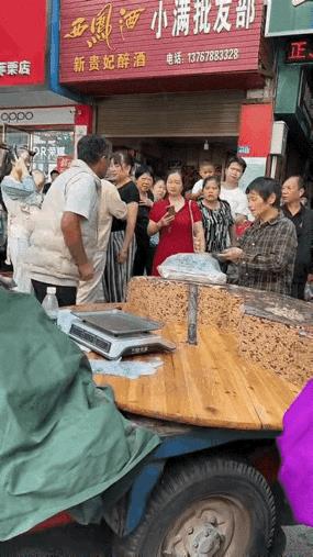 阿姨没见过切糕以为是沙琪玛，结果要300多块钱，阿姨傻眼了。切糕为啥切下来就必