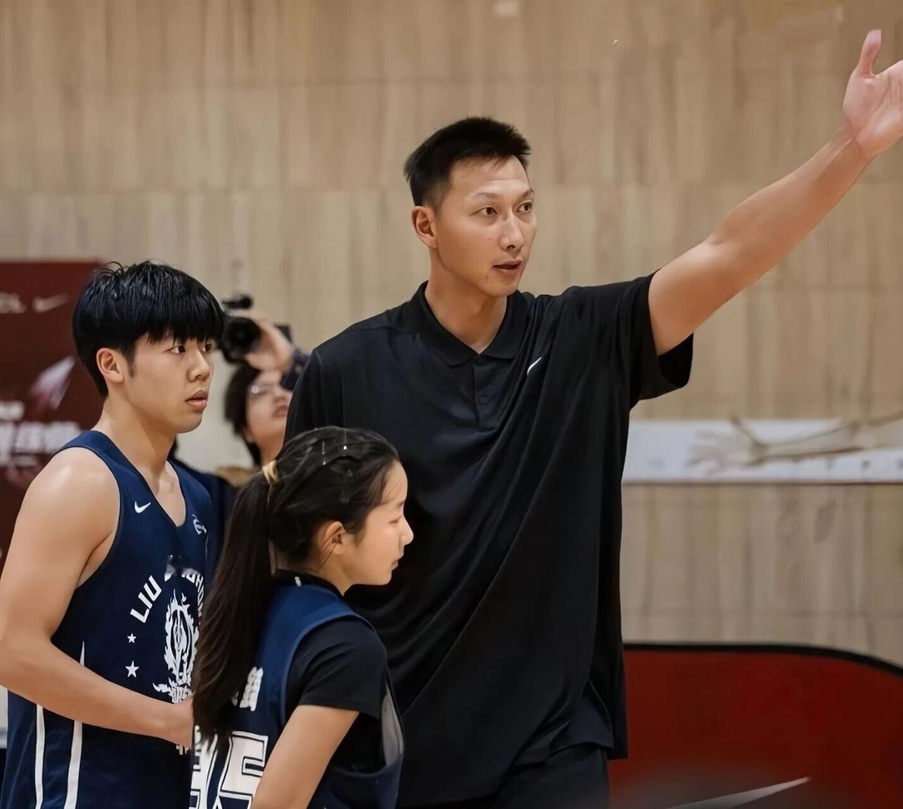 易建联成为了篮球教练！随着广东队在内线被上海队一次又一次完虐，相信，很多广东队