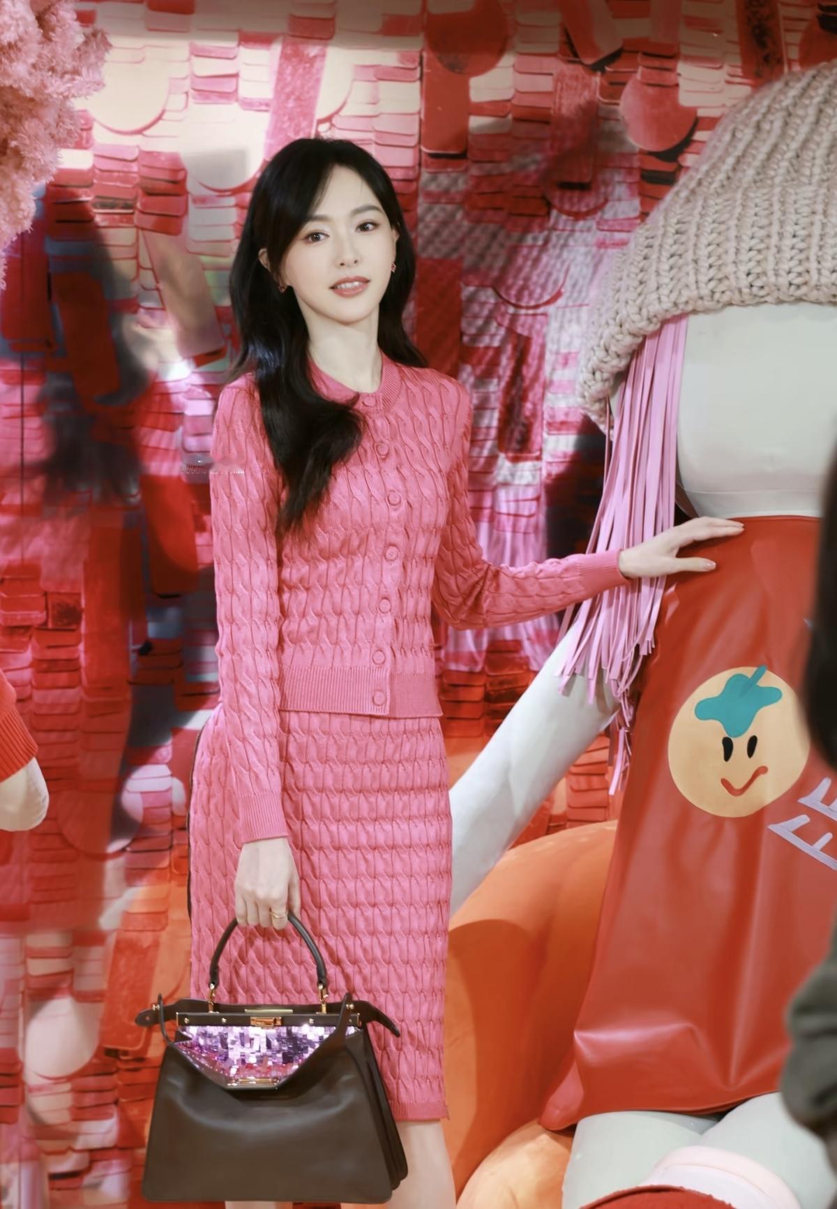 一身芭比粉针织套装，立体绞花纹理自带复古质感，鲜亮的粉色既显气色又充满活力，契合