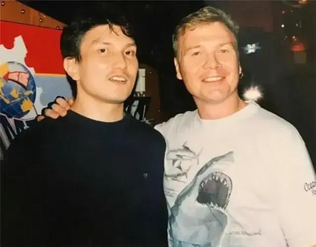 原来他们已双双去世！两人都是港产动作片的熟面孔了近日，资深动作演员何麦（麦鹤顿